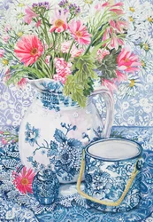 Gerberas in einem Coalport-Krug mit blauen Töpfen